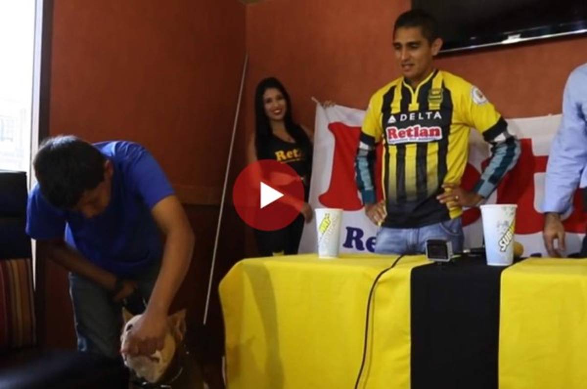 Real España presenta a Jorge Claros... ¡Con dos pitbulls!