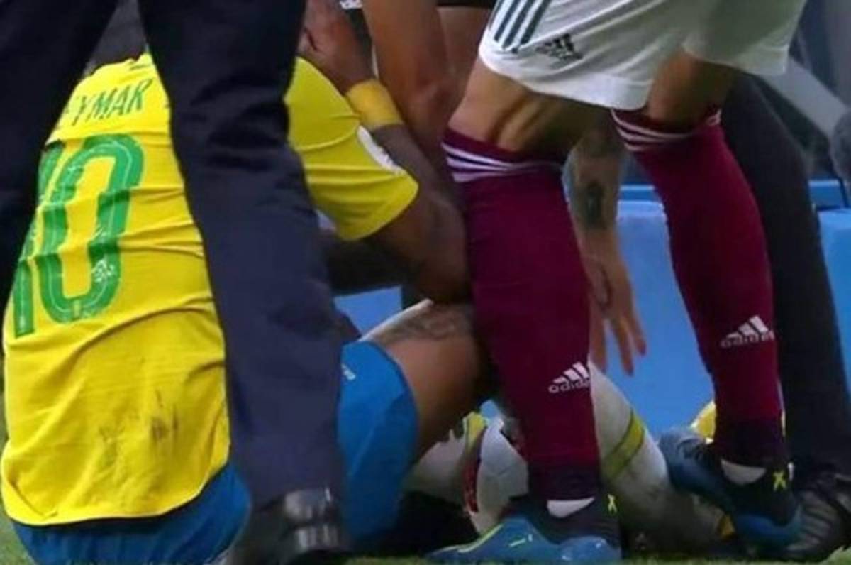 El show de Neymar tras pisotón de Miguel Layún en Rusia