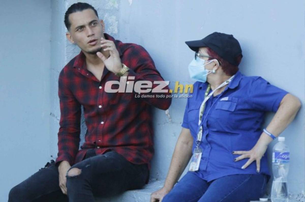 NO SE VIO EN TV: Homenajes a Maradona y la UltraFiel alentó fuera del Nacional