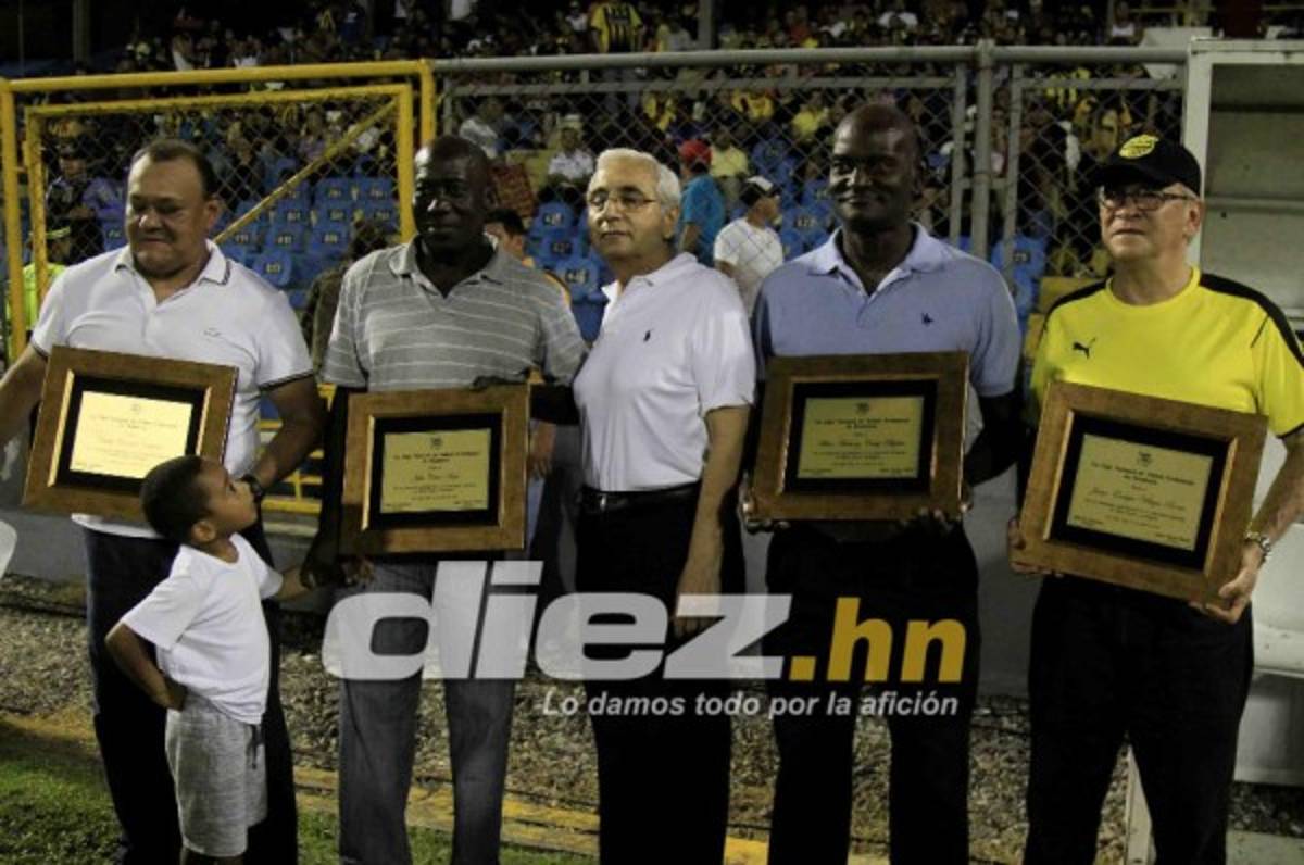 Gran homenaje de la Liga Nacional a las leyendas de España 82