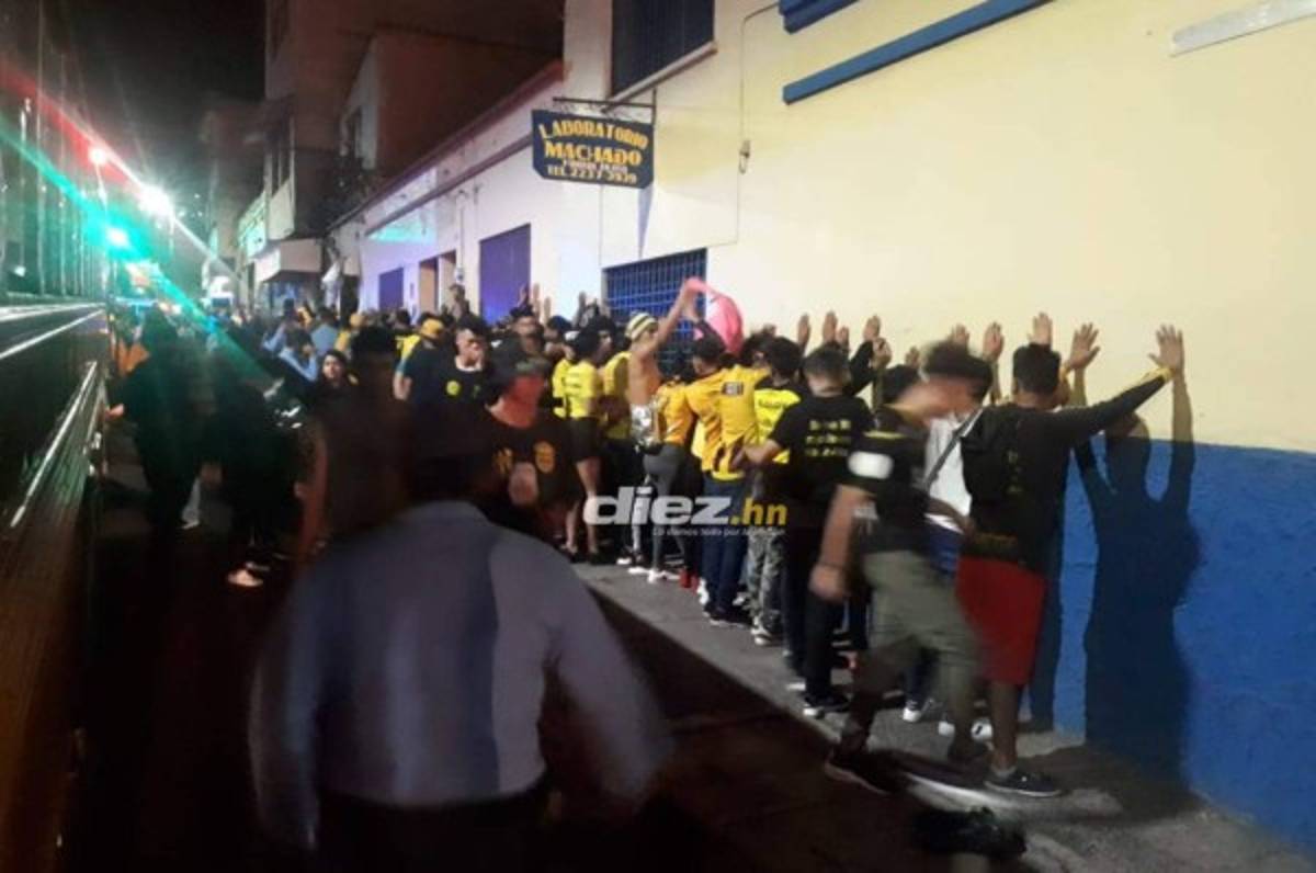 Aficionados del Real España le roban pertenencias a uno del Motagua