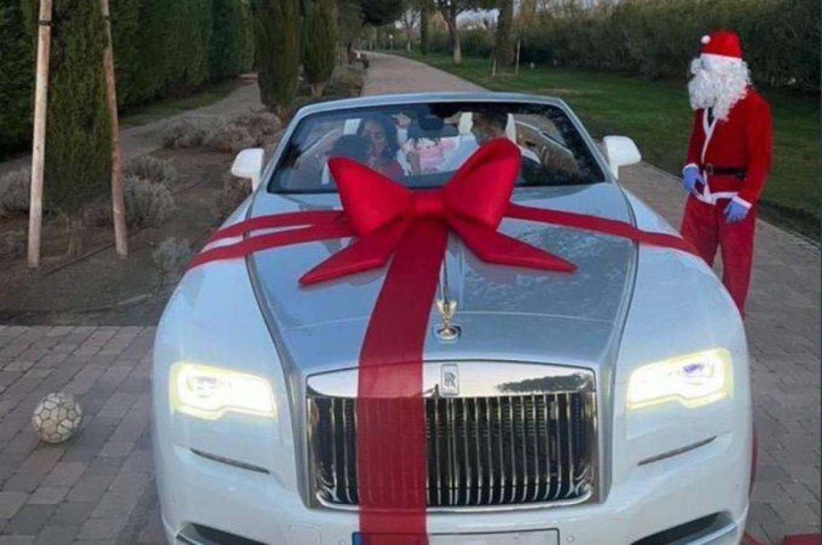 ¡Georgina le regaló una joya más! Asciende la impresionante colección de carros de Cristiano Ronaldo: un garaje galáctico