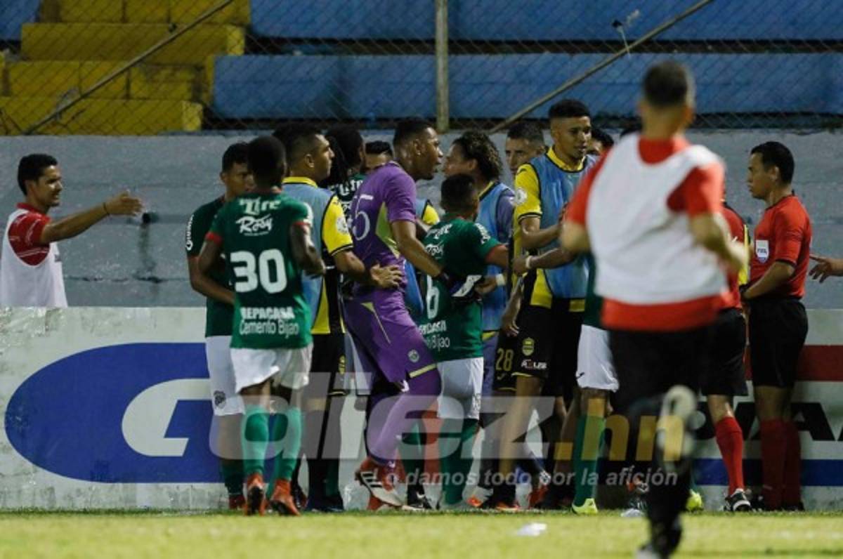 EN FOTOS: Así fueron los relajos en el derbi entre Real España y Marathón