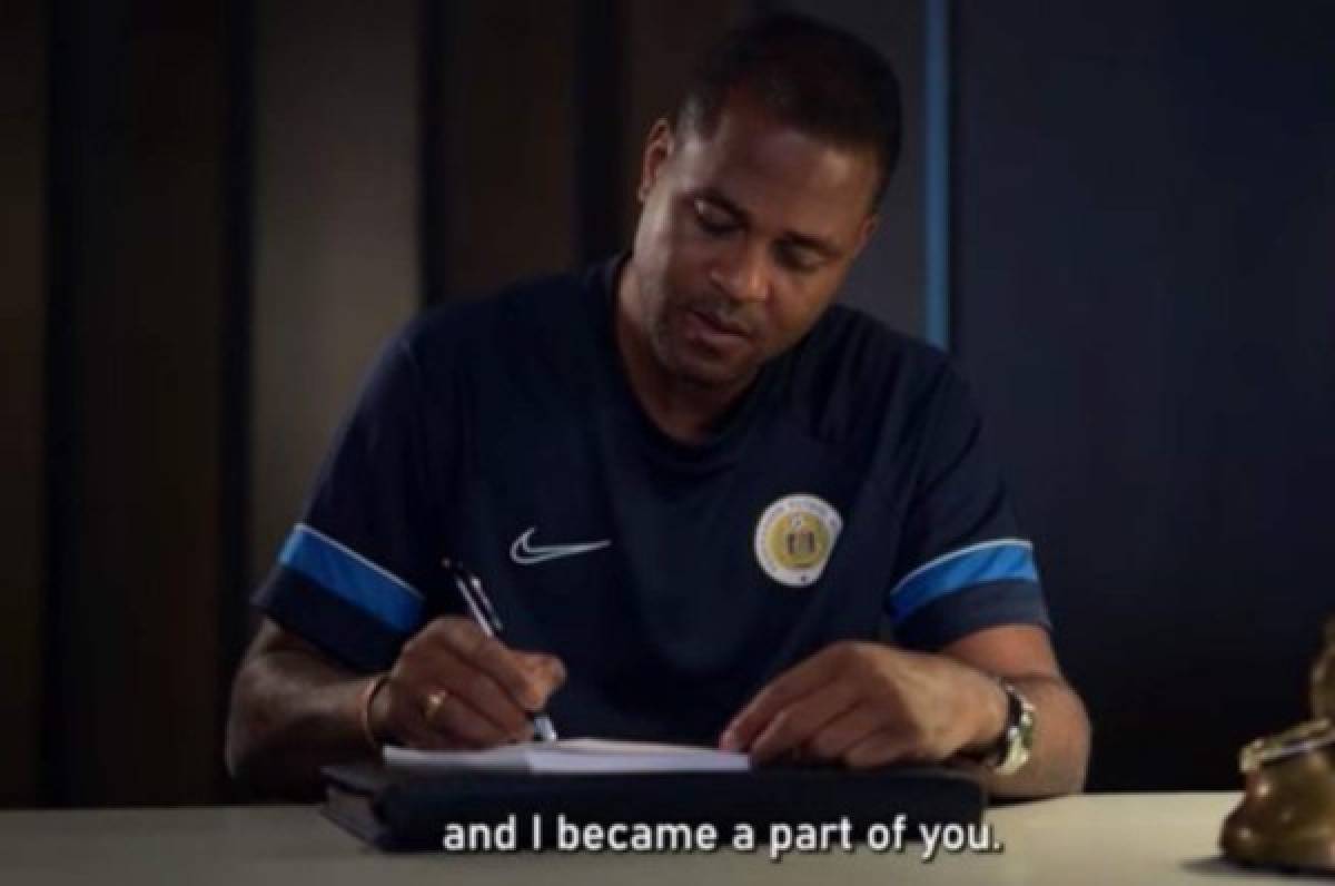 Patrick Kluivert conmueve a selección de Curazao con esta carta previo al duelo decisivo ante Guatemala