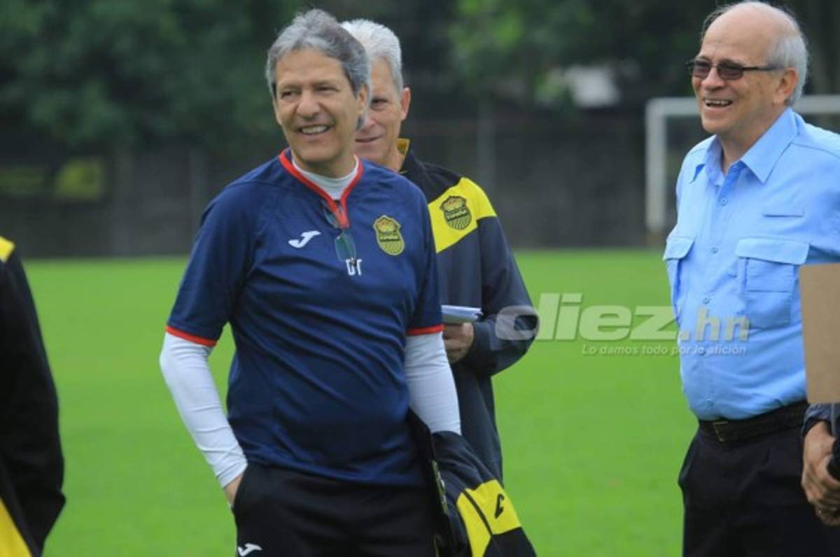 Carlos Restrepo es presentado ante los jugadores del Real España