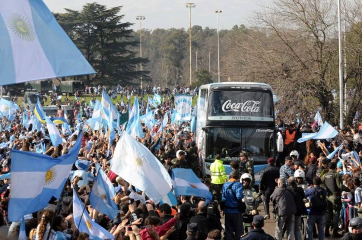 Argentina es recibida por miles de aficionados en Buenos Aires
