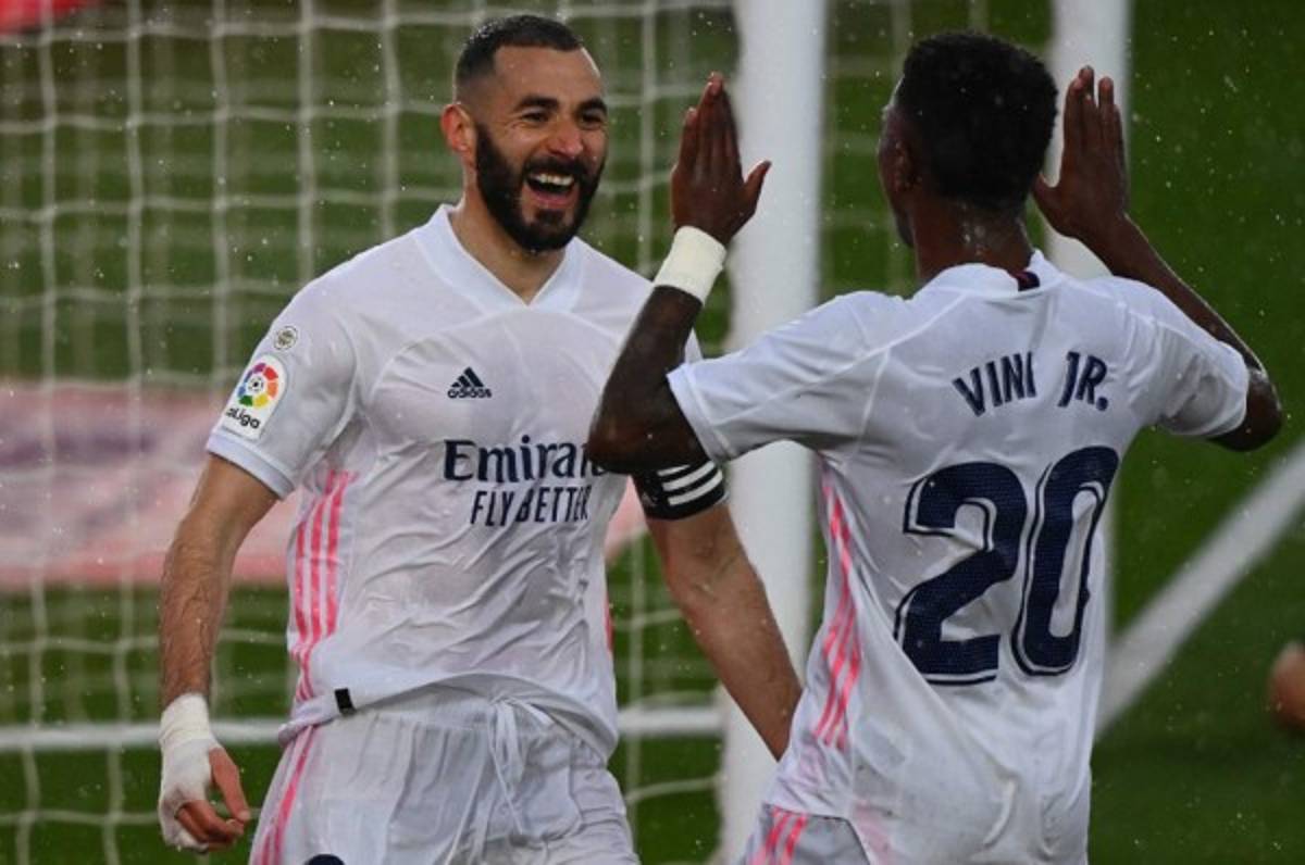 Real Madrid cumple ante el Eibar bajo la lluvia y le mete toda la presión al Atlético