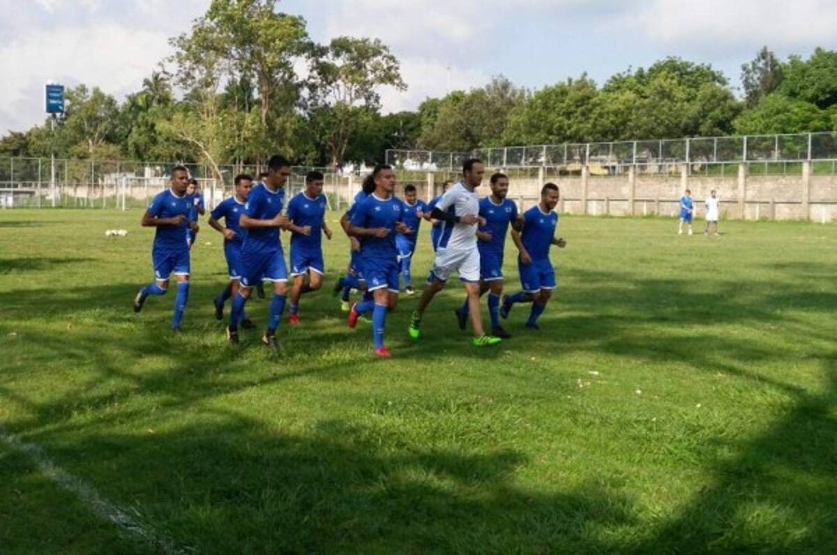 Carlos de los Cobos dirige su primer entreno con El Salvador pensando en Honduras