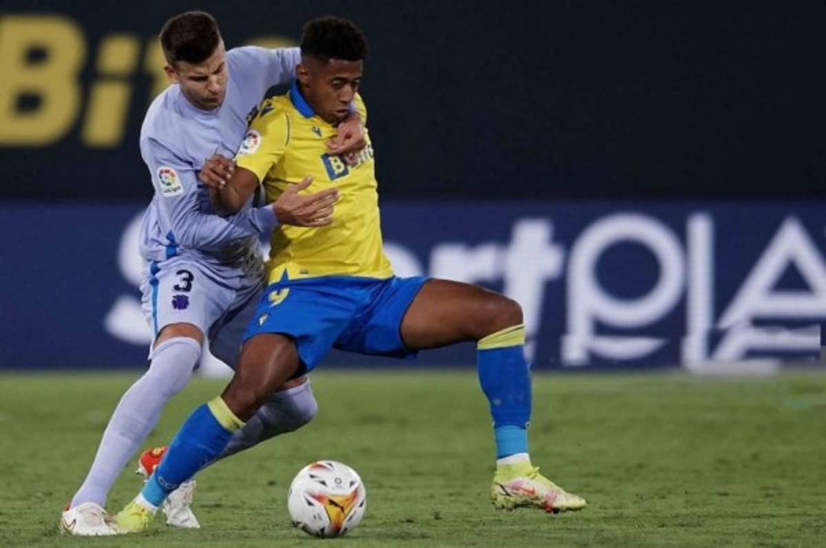 El Cádiz y el Choco Lozano consiguen un empate ante el Barcelona que terminó con 10 hombres