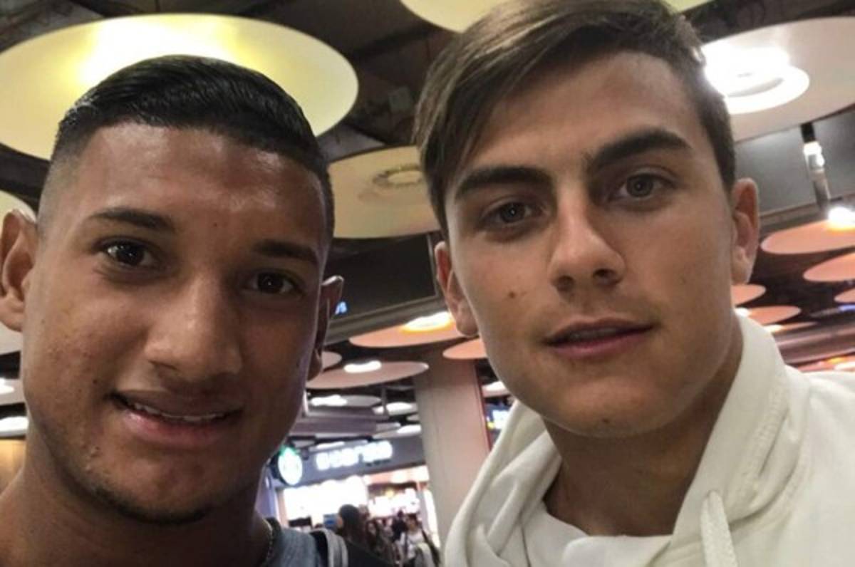 Bryan Acosta compartió con Paulo Dybala en aeropuerto de Madrid