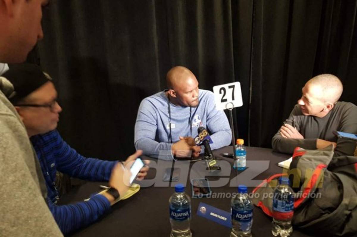 La familia Patriots ama al coordinador defensivo Brian Flores