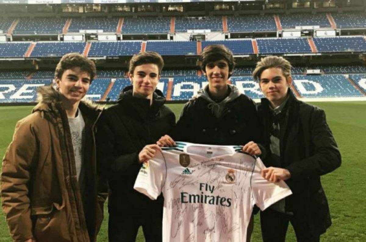 Además de un auto, Jorge recibió una camisa firmada por toda la plantilla del Madrid.