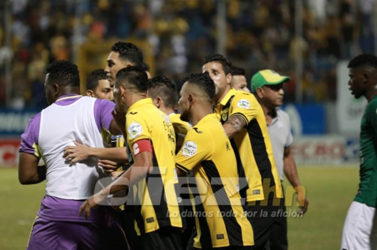 EN FOTOS: Así fueron los relajos en el derbi entre Real España y Marathón