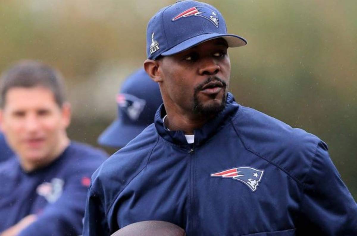 Brian Flores, candidato a ser entrenador en jefe de cuatro equipos de la NFL