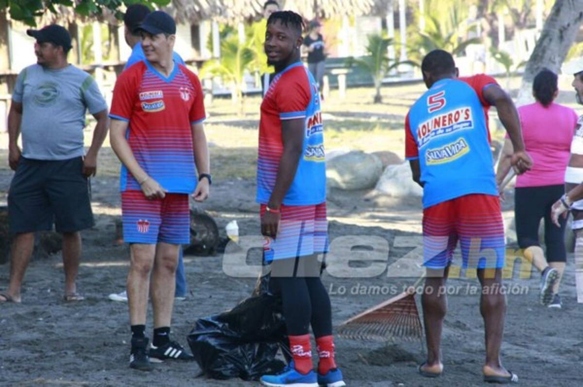 Vida hace obra social en La Ceiba limpiando las playas previo a Semana Santa