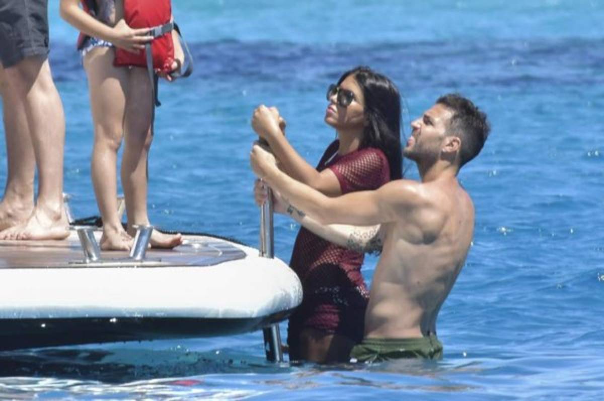 Las espectaculares vacaciones de Messi, Fábregas y Suárez con sus bellas mujeres