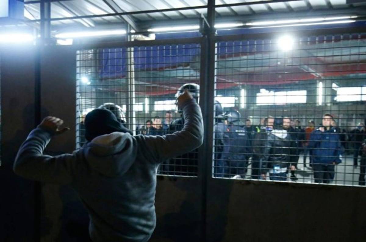 No se vio en TV del clásico: Caos, enfrentamientos y heridos en las afueras del Camp Nou