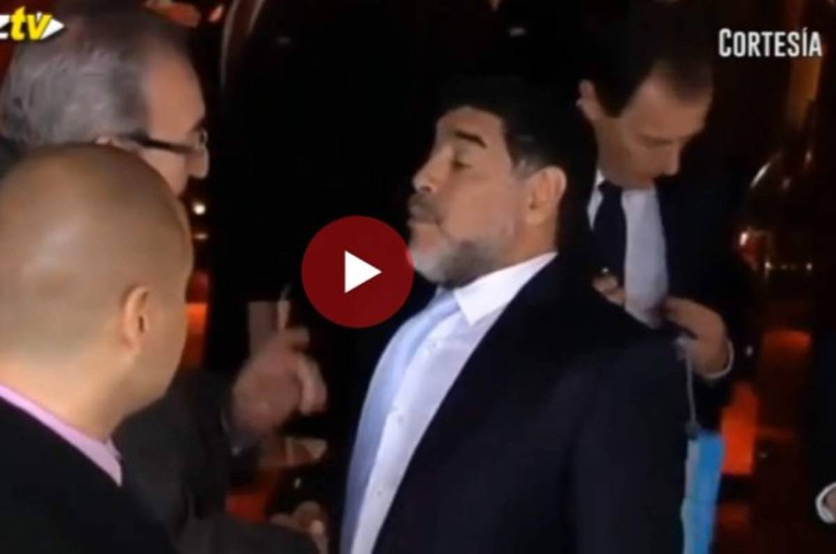 Captan a Diego Maradona borracho saliendo de un hotel en Madrid