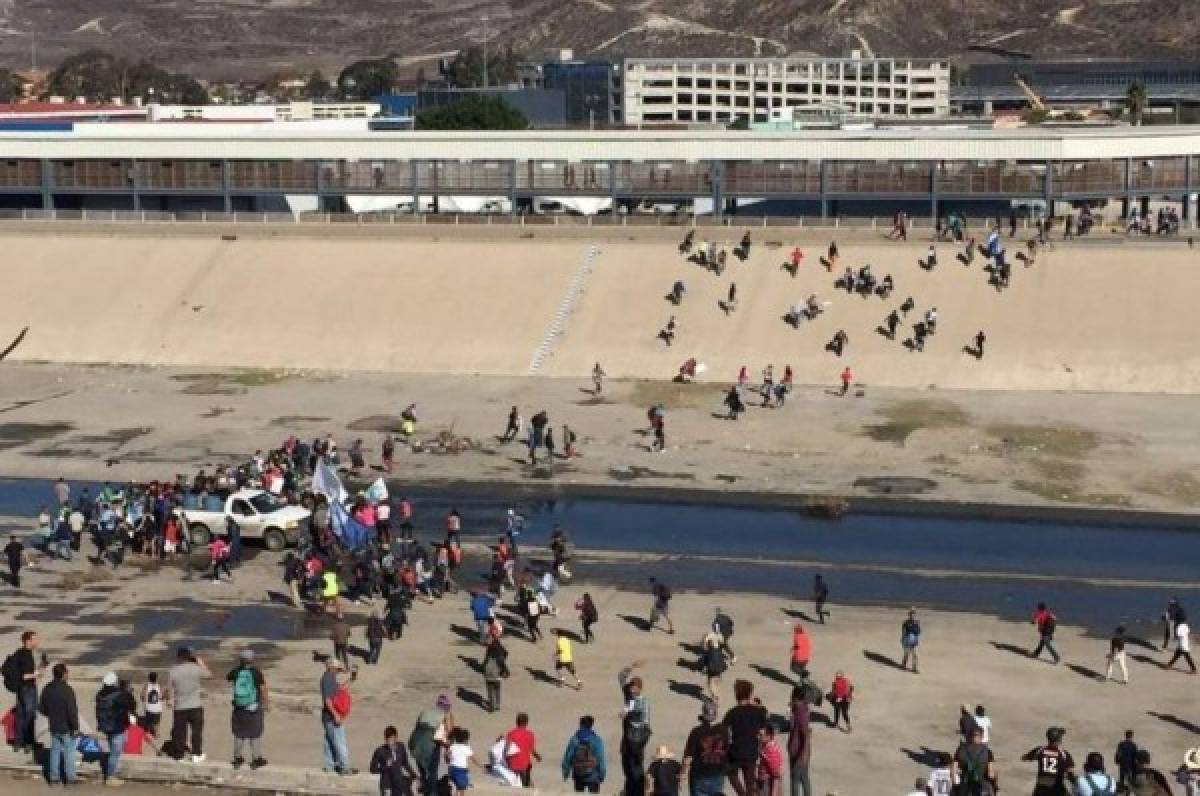 INFORME ESPECIAL: Migrantes de caravana intentan saltar la valla de México a Estados Unidos