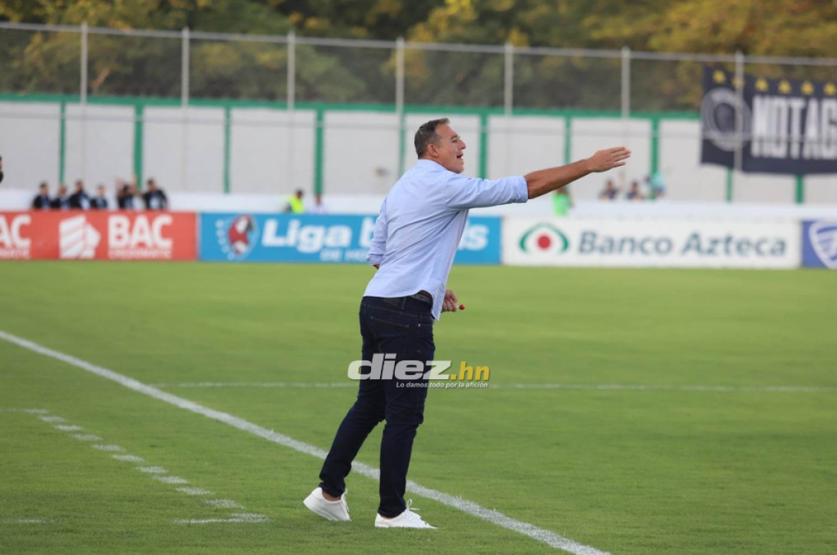Hernán “Tota” Medina dando directrices en el partido entre Motagua - Real Sociedad en Comayagua.
