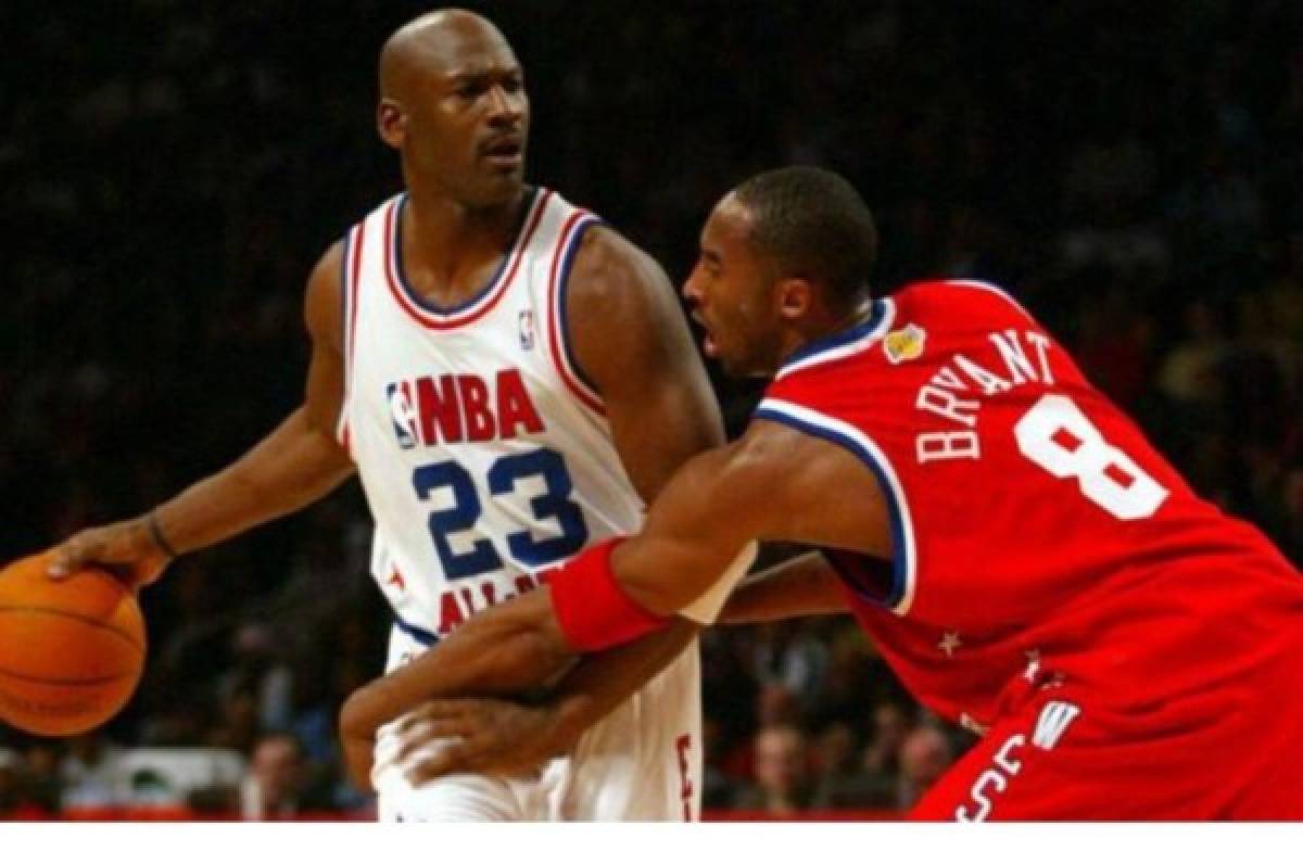 Michael Jordan junto a Kobe Bryant en un partido de la NBA.