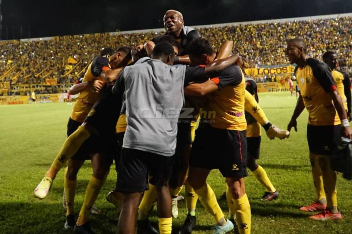 El vibrante festejo del Real España y su afición tras pasar a la final: Rocca le ‘roba’ gorra a aficionado; el Morazán retumbó