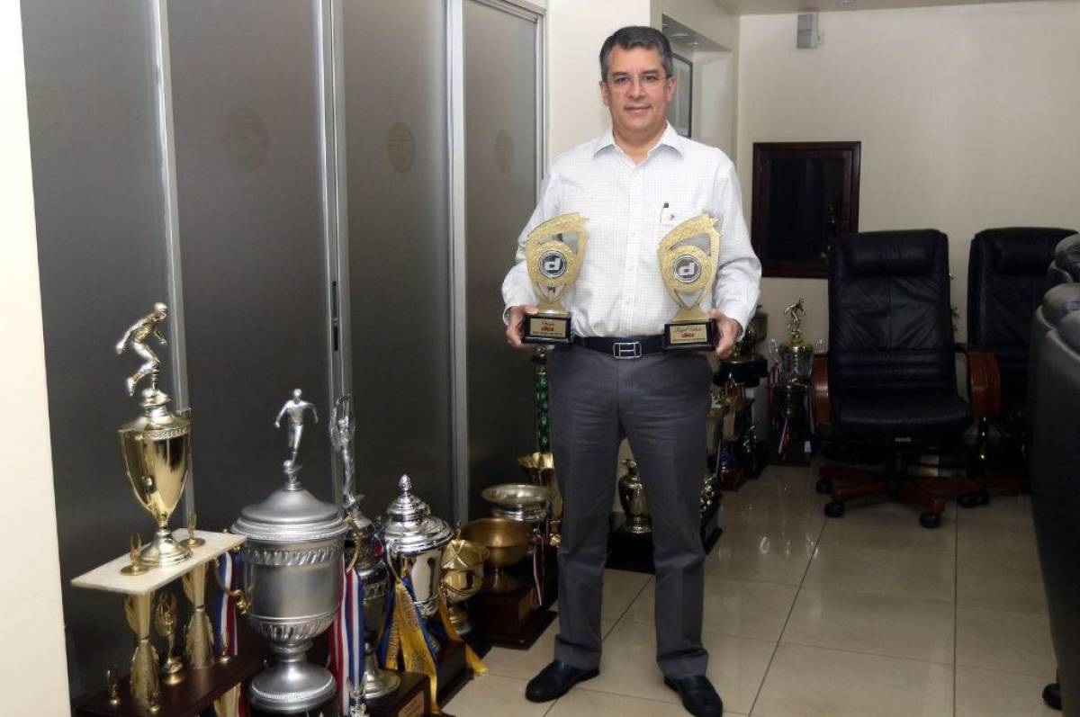 Rafael Villeda con sus trofeos conquistados en los Premios Diez 2021: Mejor presidente y Olimpia fue elegido el mejor equipo de la Liga Nacional.