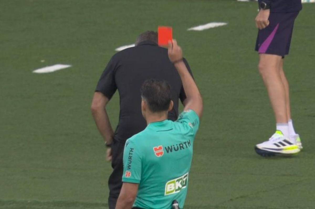 La mala seña de Flick al árbitro tras gol de Araújo, la polémica de la que todo el mundo habla y el golazo que silenció al Barcelona