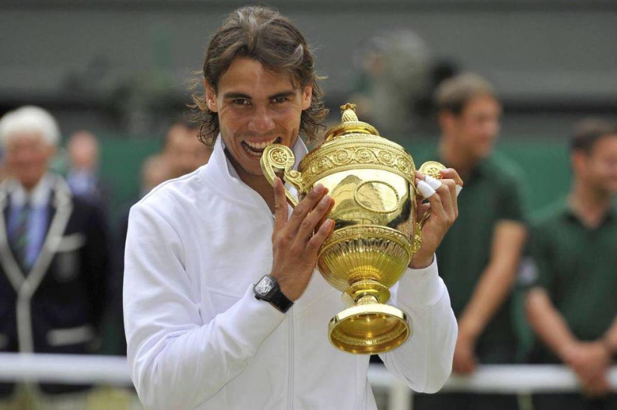 Rafael Nadal con el último trofeo de Wimbledon que ganó en el año 2010.