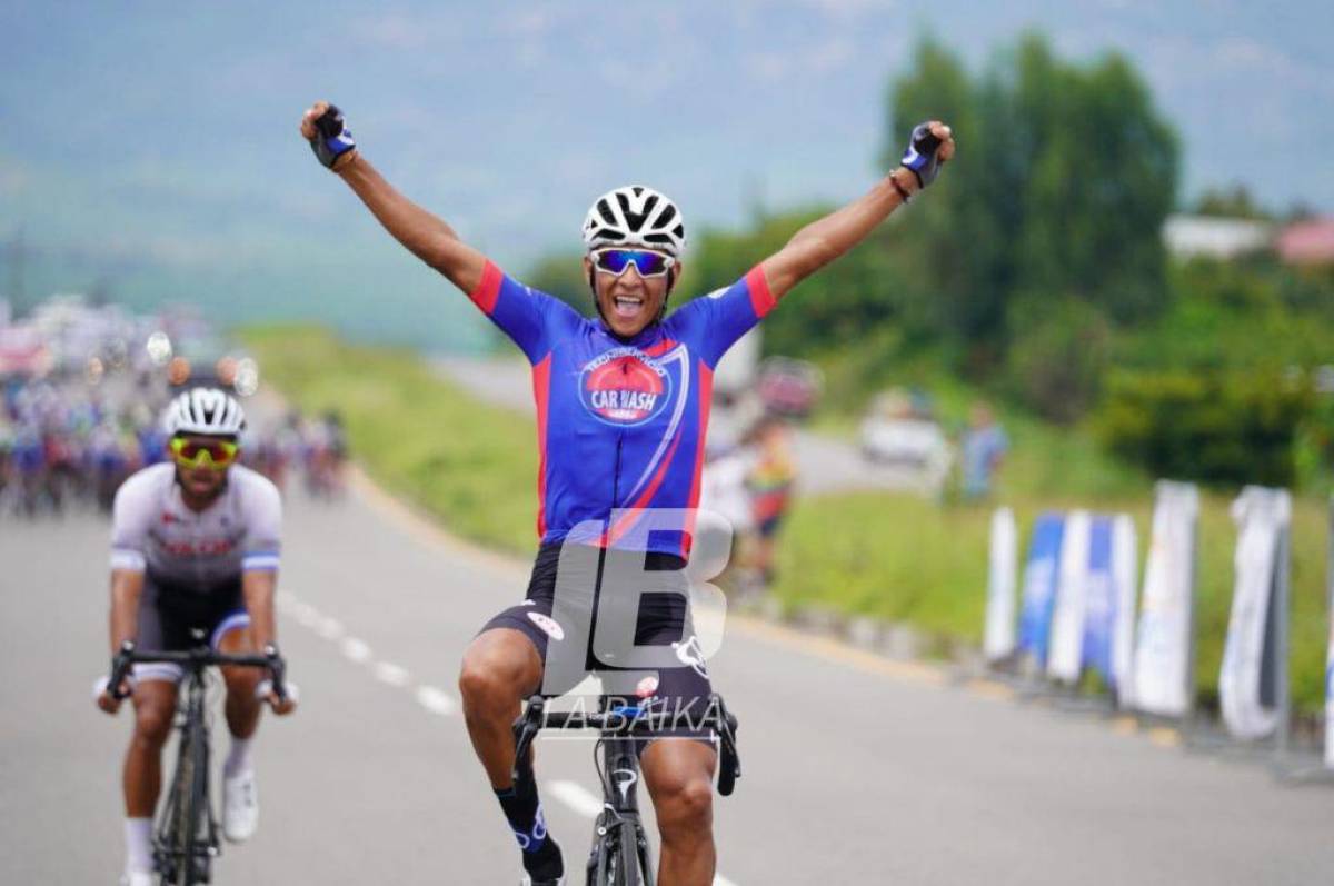 Ferney Molina gana su primera carrera en esta Vuelta a Honduras 2022. FOTO: La Baika Hn.