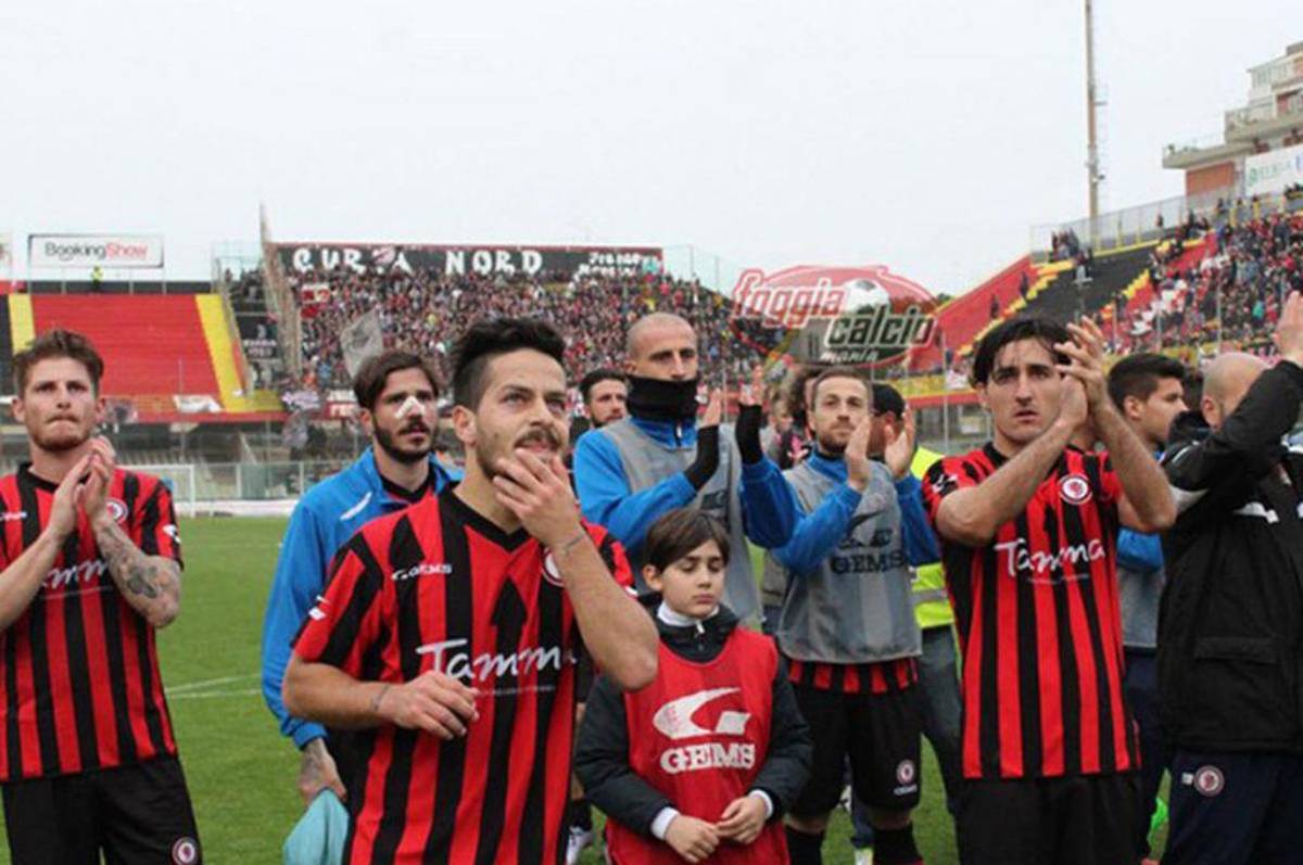 No aguantan perder: hinchas de equipo italiano incendian el estadio del rival tras caer en el CLÁSICO; tiraron piedras a los bomberos