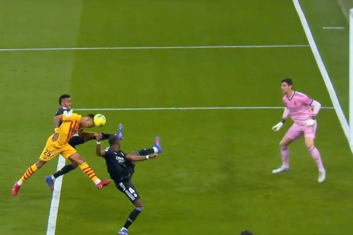 ¡Explosividad y martillazo! Dembélé deja atrás a Nacho y centra a Aubameyang que de cabeza adelanta al Barcelona