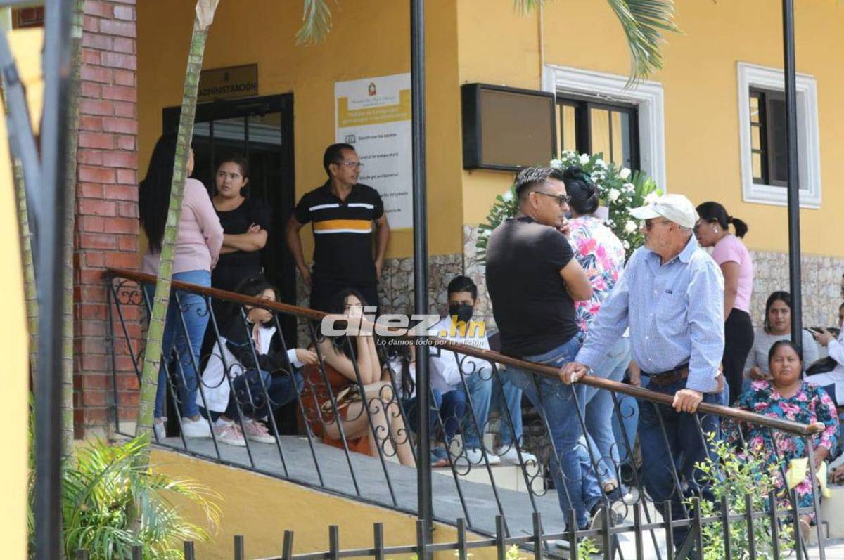 ¡Duro Momento! Rubén Matamoros es acompañado por sus familiares y amigos en el velatorio de su hijo menor