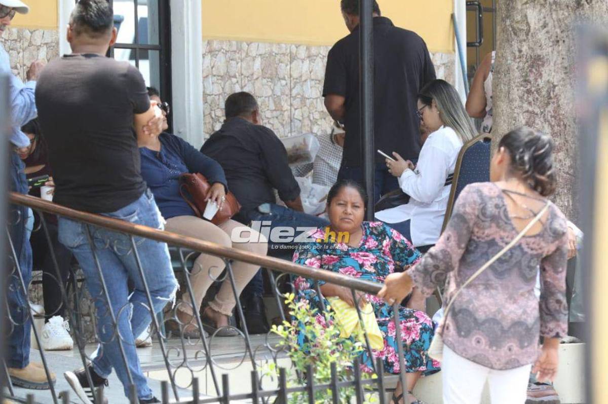 ¡Duro Momento! Rubén Matamoros es acompañado por sus familiares y amigos en el velatorio de su hijo menor