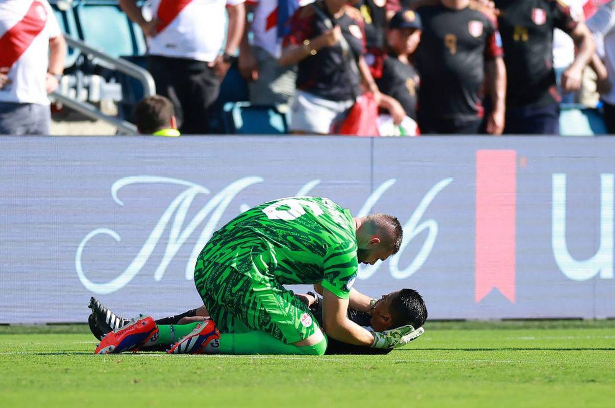 ¿Qué pasó con él? Fuertes imágenes del árbitro guatemalteco que se desplomó en el Perú-Canadá de la Copa América
