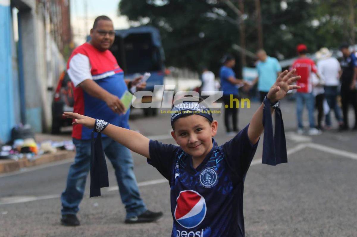 Así se vivió el ambientazo en el estadio Nacional Chelato Uclés por el Motagua-Olimpia de la Liga Concacaf