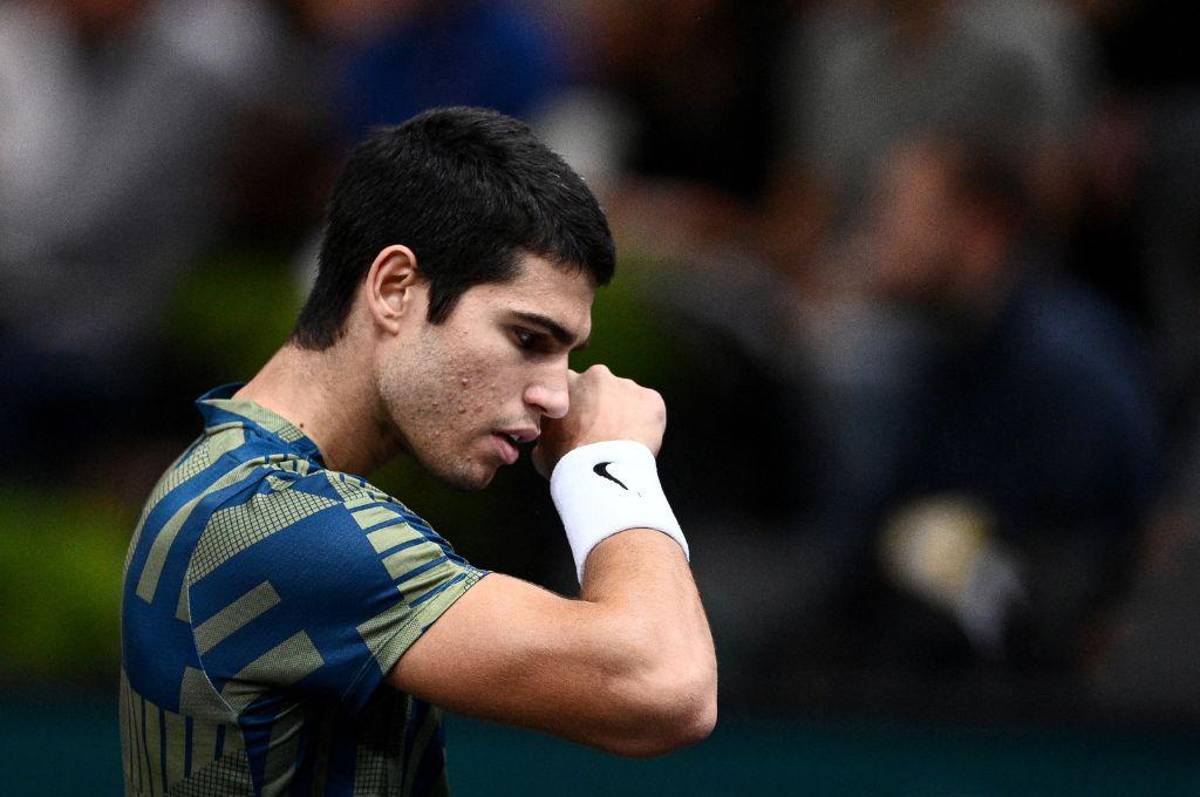 Carlos Alcaraz abandonó el Master 1000 de París por una lesión en los cuartos de final del torneo