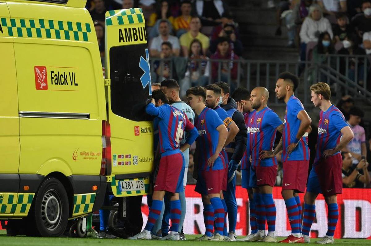 Ronald Araujo es sacado del Camp Nou en ambulancia y trasladado de emergencia a una clínica tras un golpe en la cabeza