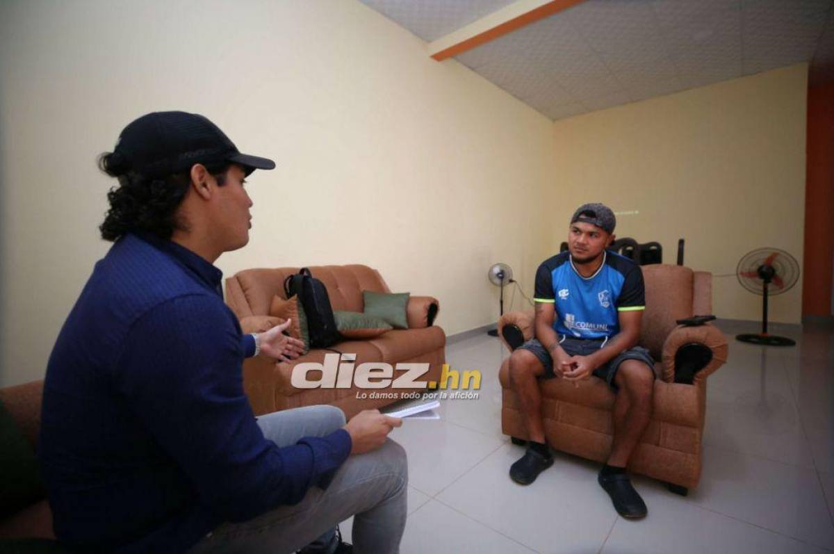 Así fue el mano a mano entre Victor Bustillo, periodista de DIEZ y Mario Martínez, jugador de Olancho FC. FOTO: Andro Rodríguez.