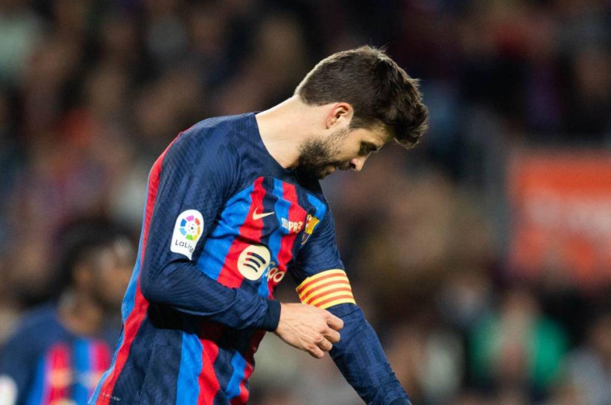Piqué se marcha del Barcelona a l;os 35 años. El jugador colgará las botas y no va más en el fútbol.