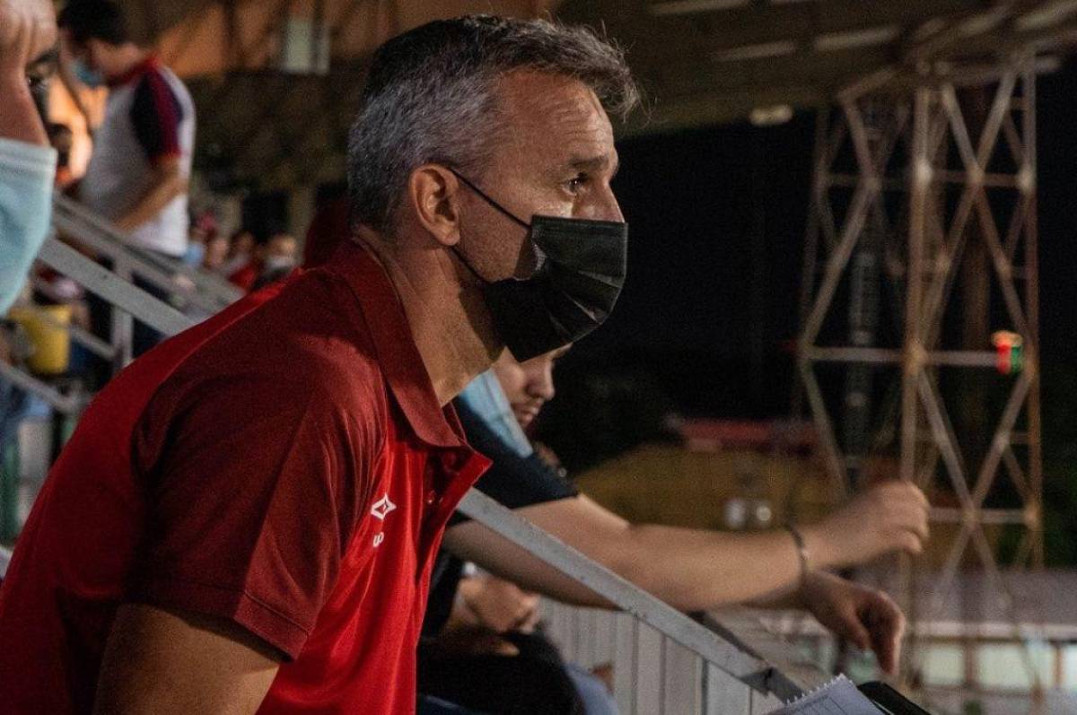 Pablo Lavallén estuvo en el palco del Morazán en el triunfo de Olimpia 4-2 sobre Real Sociedad.