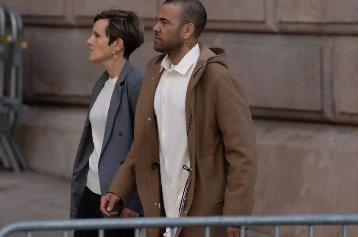 Dani Alves sale de su mansión por primera vez: su nueva pareja inseparable y lo que le gritaban en la calle