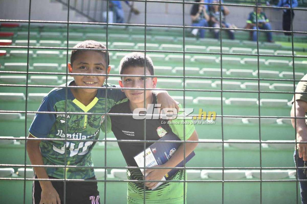 El ambiente en el Yankel: Jugadores y aficionados pegados al celular por el Manchester City-Real Madrid