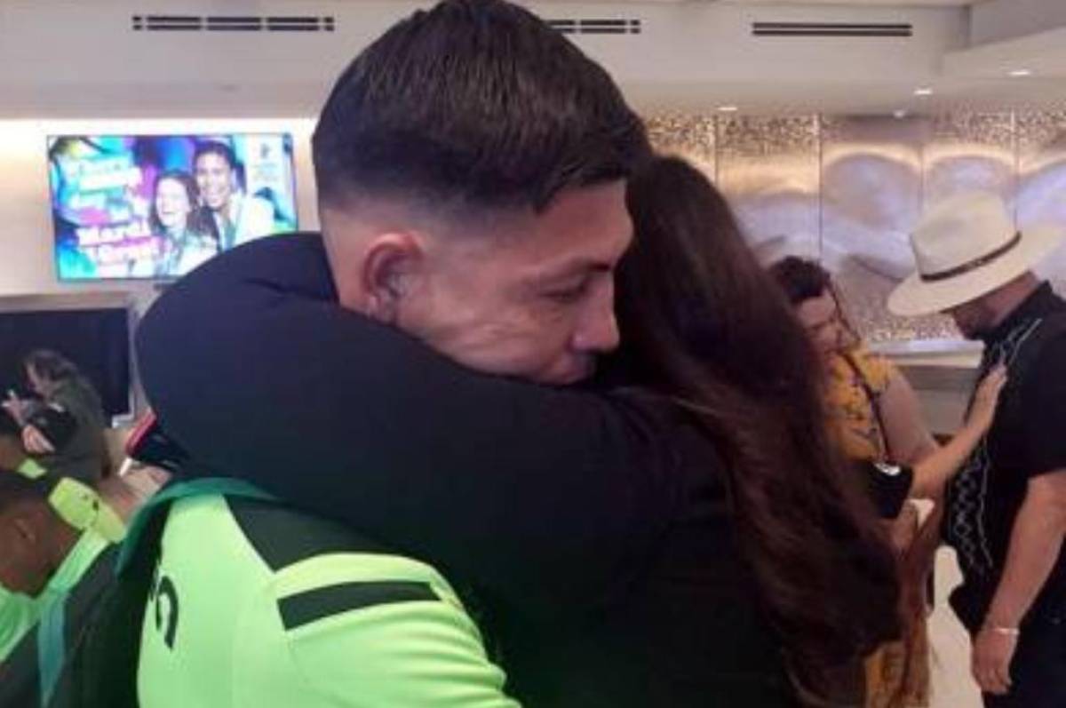 ¡Entre lágrimas! Emotivo reencuentro del Chelito Martínez con su hermana en Estados Unidos tras cinco años