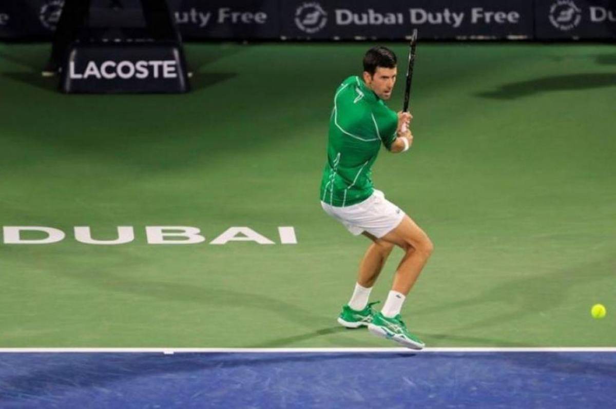 Djokovic jugando en el ATP de Dubai.