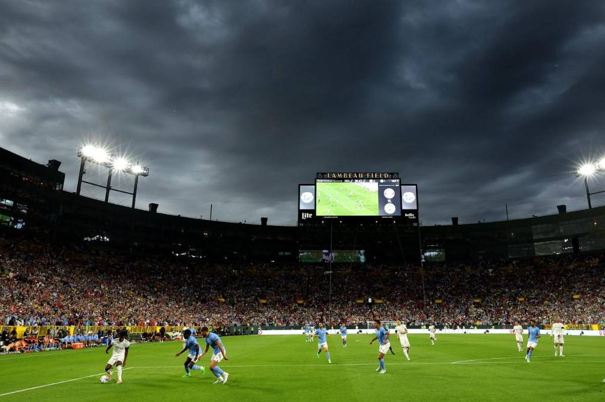 NO SE VIO EN TV: La verdadera melena de Haaland, el consejero y el intruso que entró sin ropa en el Manchester City-Bayern Múnich