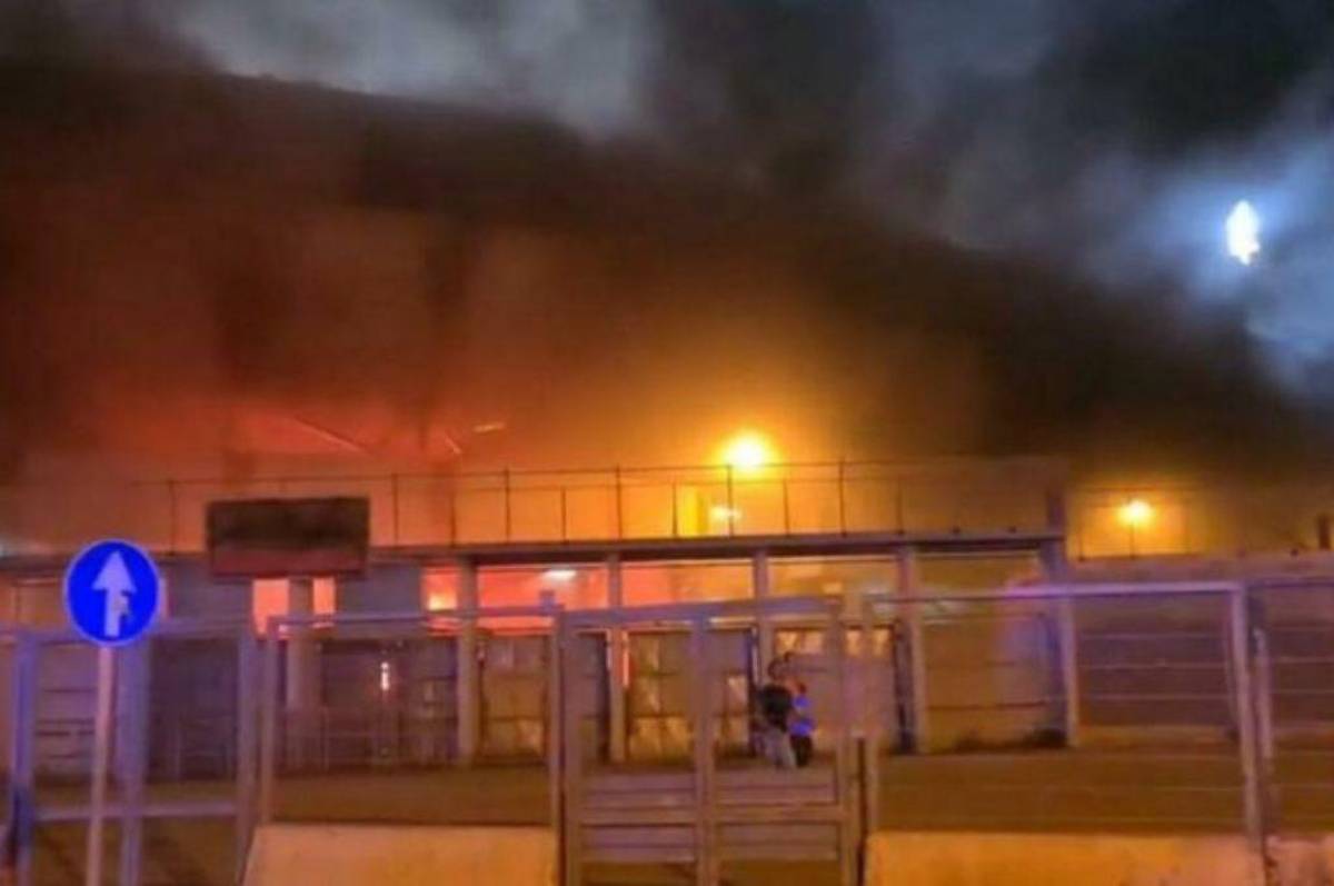 No aguantan perder: hinchas de equipo italiano incendian el estadio del rival tras caer en el CLÁSICO; tiraron piedras a los bomberos