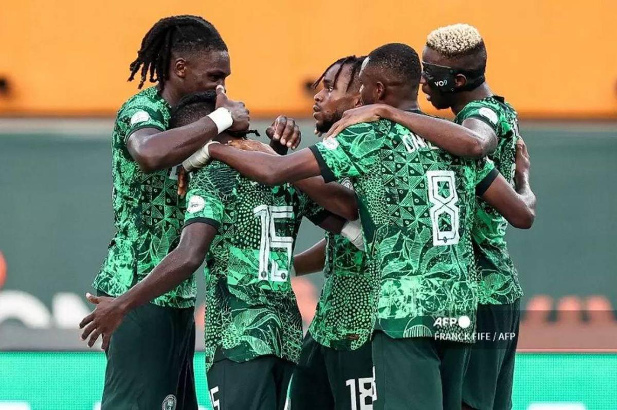 Sin comida, ni bebida: Selección de fútbol fue abandonada en aeropuerto por más de 12 horas y toman dura decisión