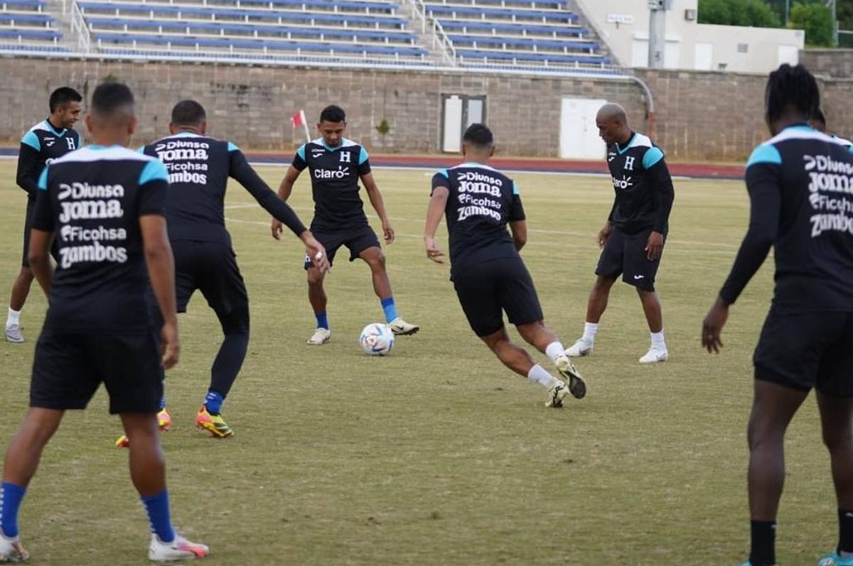 Con una duda, Selección de Honduras reconoció cancha en Bermudas; el futbolista que entrenó por separado