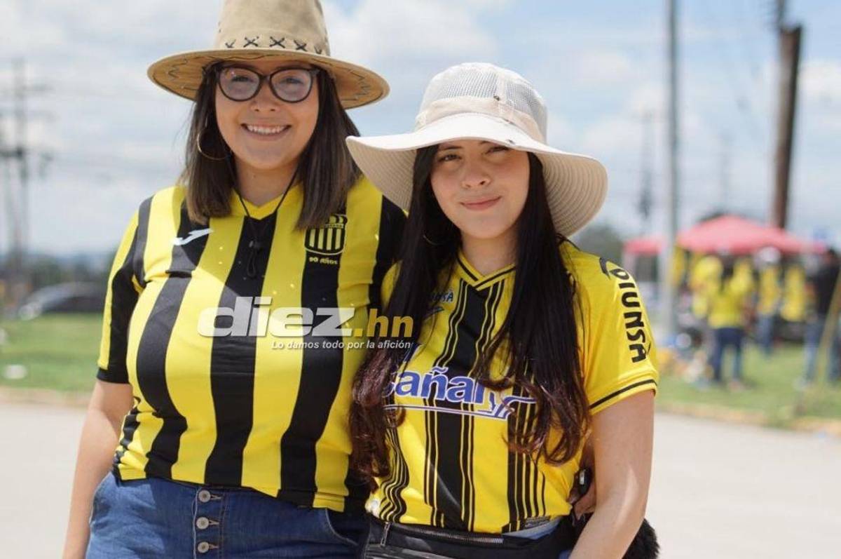 Muchos hinchas del Motagua y bellas mujeres en el estadio Olímpico de San Pedro Sula para disfrutar de la gran final